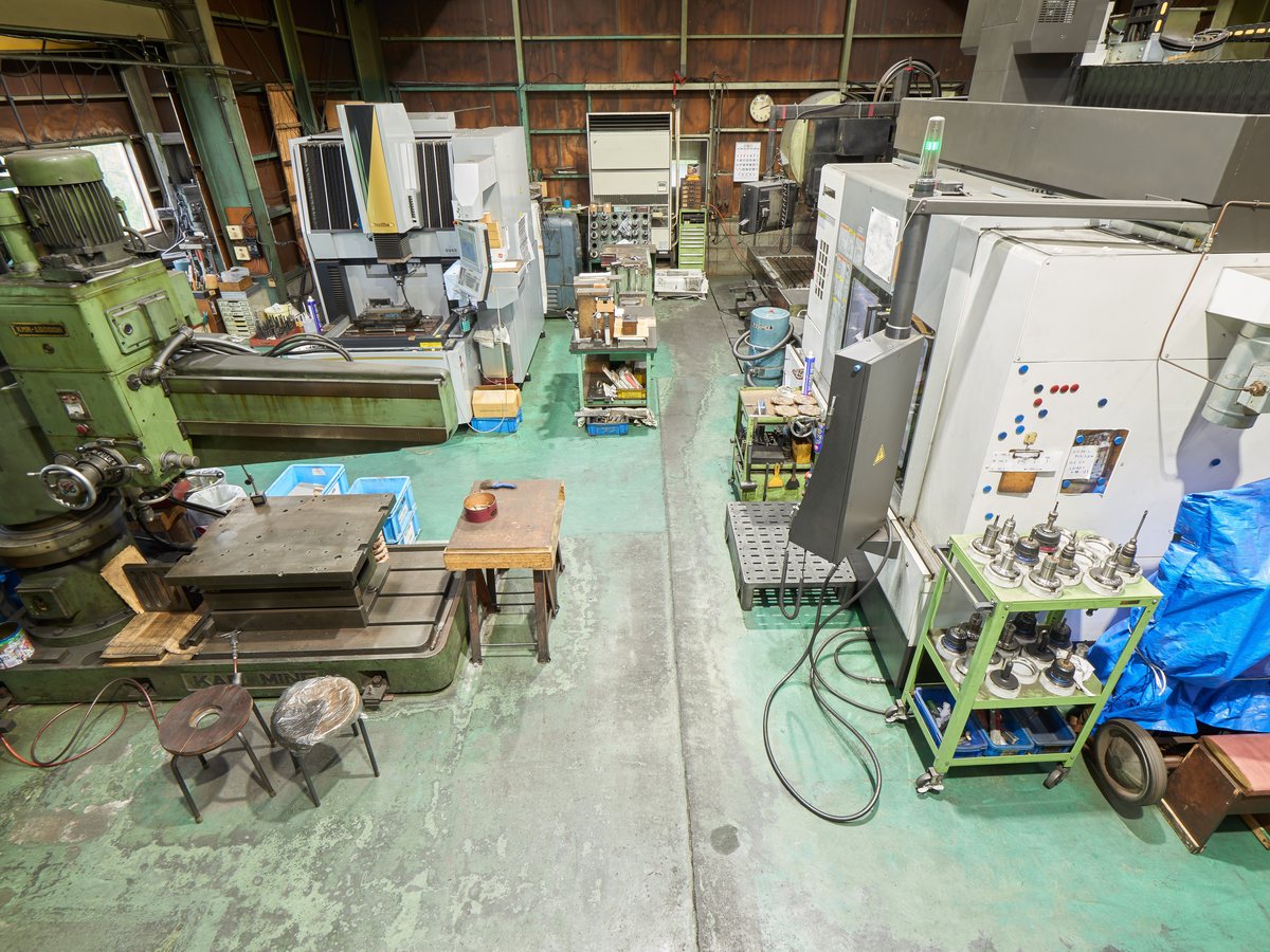工場内の作業現場