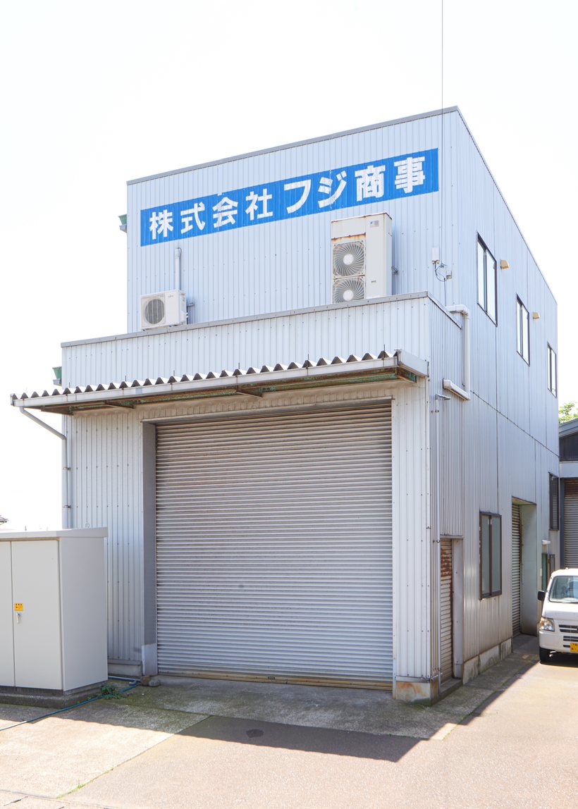 社屋と駐車場の様子